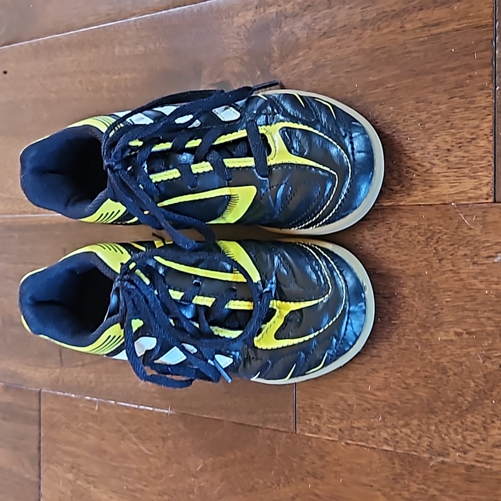 Adidas indoor soccer shoes size 13 kids